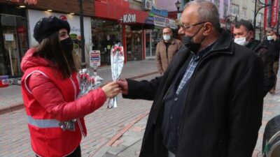 Hiç kadın cinayetinin işlenmediği ilimizde erkeklere çiçek dağıtıldı