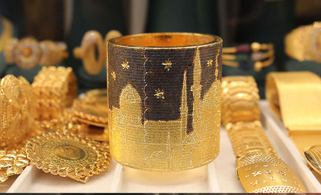 2 kilo 50 gram ağırlığında bilezik yaptı; 1 milyon TL’ye satışa çıkardı 2 kilo 50 gram ağırlığında bilezik yaptı; 1 milyon TL’ye satışa çıkardı