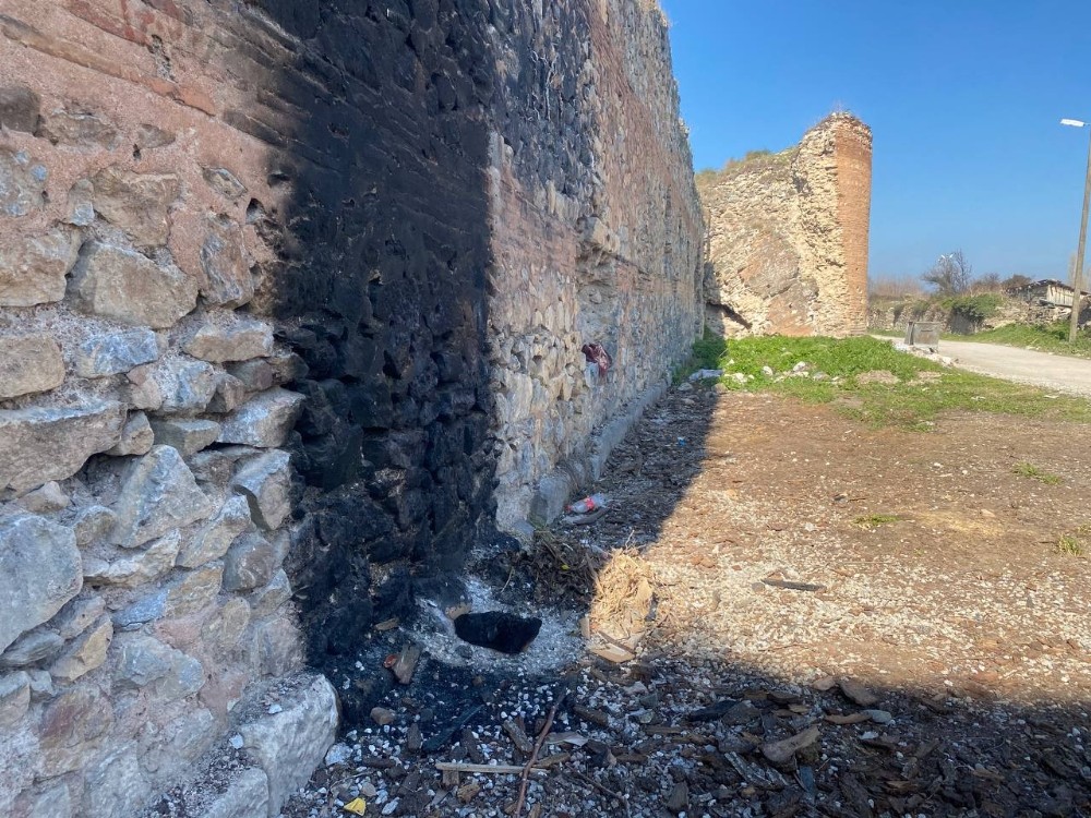 Bursa’da 2500 yıllık surlarda ateş yaktılar