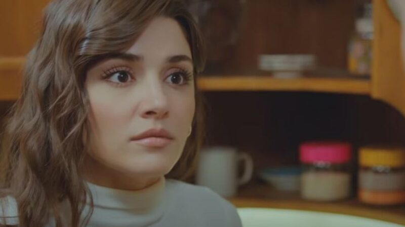 Fox TV'de yayınlanan Sen Çal Kapımı dizisinde rol alan oyuncu