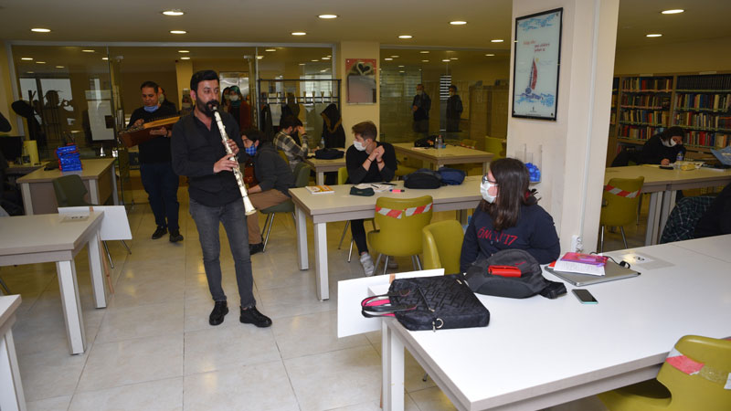 Kütüphanede müzik ziyafeti Kütüphanede müzik ziyafeti