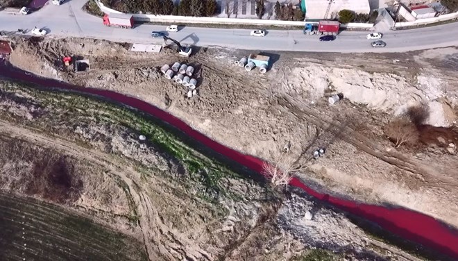 Tedirgin eden görüntü! Derenin rengi kırmızıya döndü