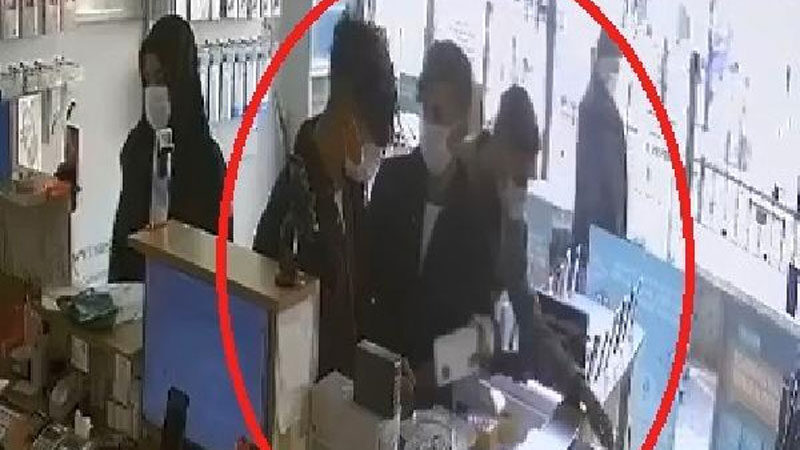 Bursa’da cep telefonu hırsızları kamerada Bursa’nın Gemlik ilçesinde bir cep telefonu satış mağazasında meydana gelen