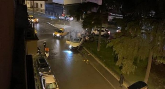 Alex’in heykeline otomobil çarptı