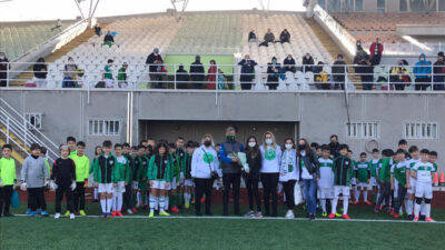 Bursaspor'un kadın taraftar grubu Yeşilin İncileri üyeleri Merinos Stadyumu'nda faaliyetlerini