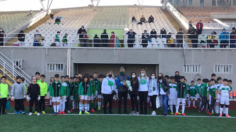 Bursaspor'un kadın taraftar grubu Yeşilin İncileri üyeleri Merinos Stadyumu'nda faaliyetlerini