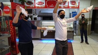 Cumhurbaşkanı Erdoğan’ın açıklamalarını halayla kutladılar