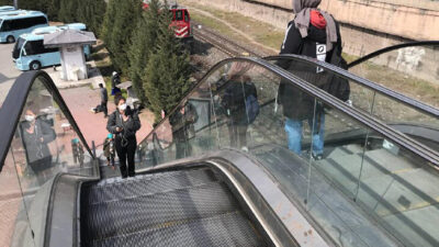 4 yaşındaki çocuk yürüyen merdivende sıkıştı!