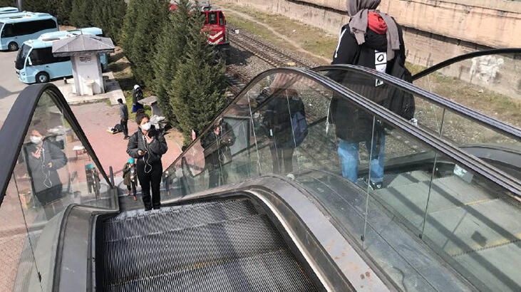 4 yaşındaki çocuk yürüyen merdivende sıkıştı!