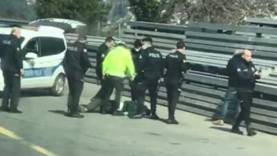 15 Temmuz Şehitler Köprüsü girişinde hareketli anlar! Bıçakla yürüdü