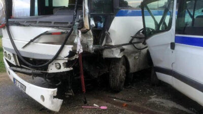 Manisa’da işçi servisleri çarpıştı: 10 yaralı