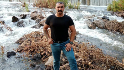 Ağaca bağladıkları adamı döve döve öldürdüler