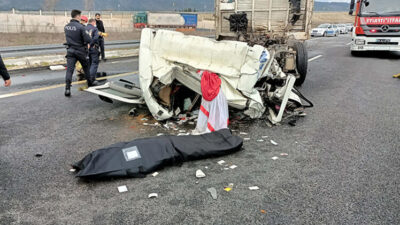 Feci kaza! TIR’a çarpan kamyonun sürücüsü öldü