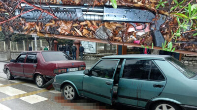 Boşanma davasından çıkar çıkmaz önce eşinin aracına çarptı sonra kurşun yağdırdı