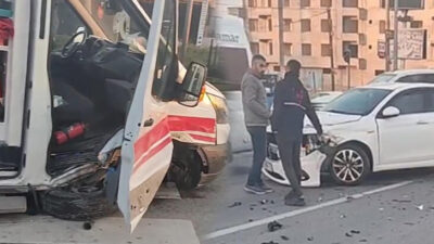 Hasta taşıyan ambulansla otomobil çarpıştı!