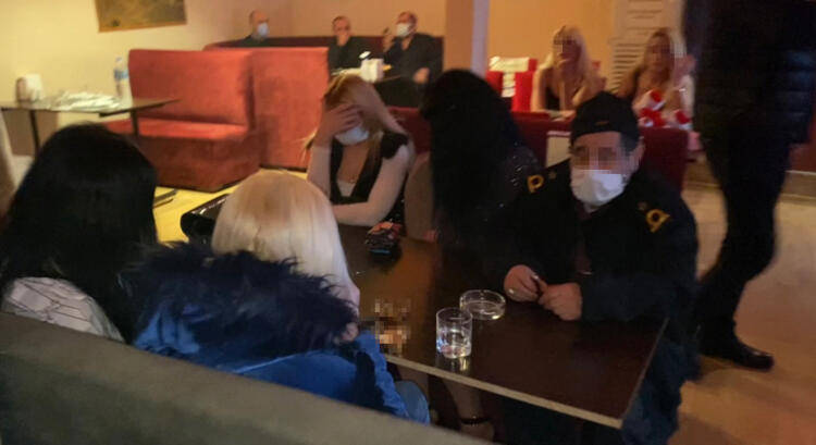 Şok baskın! Dışı lokanta içi pavyon