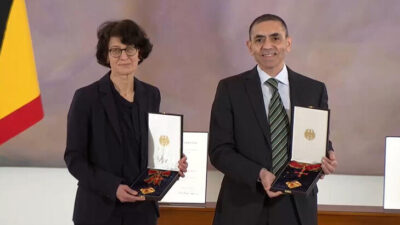 Türk bilim insanlarına büyük onur! Türeci ve Şahin’e liyakat nişanı verildi