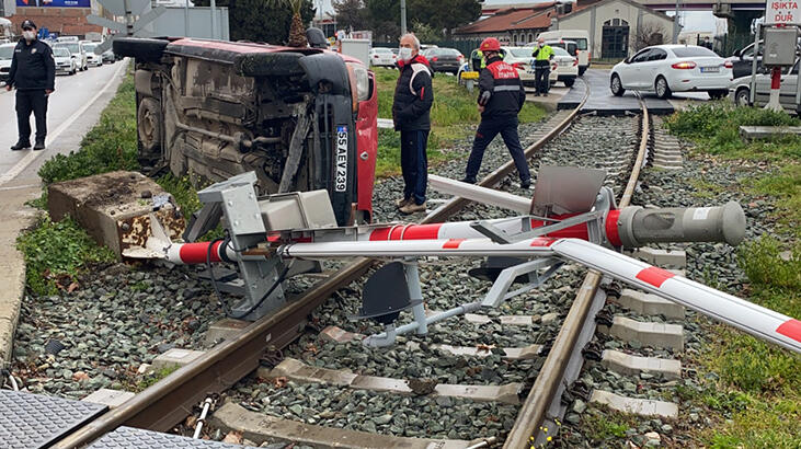 Tren yolu bariyerine çarpan araç devrildi!