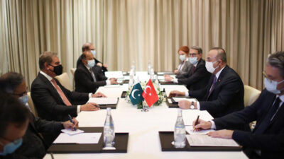 Bakan Çavuşoğlu, Tacikistan’da Pakistanlı mevkidaşı ile görüştü