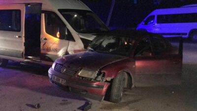 Bursa’da işçileri taşıyan servis aracı ile otomobil çarpıştı: 1 yaralı