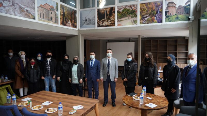 Başkan Tanır: ‘’Dokunmadık gönül, çalınmadık kapı bırakmayacağız’’ Kestel Belediye Başkanı Önder Tanır, Kestel Gençlik Merkezi’nin gönüllü gençleri