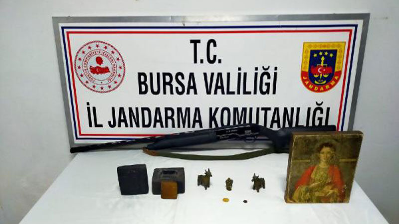 Bursa’da satmaya çalışırken yakalandılar! 1,5 milyon dolar değerinde… Bursa'da 1,5 milyon dolar değerindeki tarihi eserleri satmaya çalışan 6