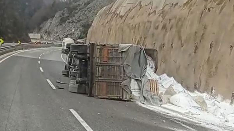 Bursa’da TIR devrildi Bursa’da TIR devrildi