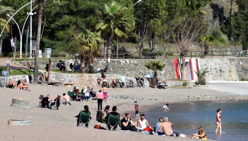 Güneşi gören sahile koştu