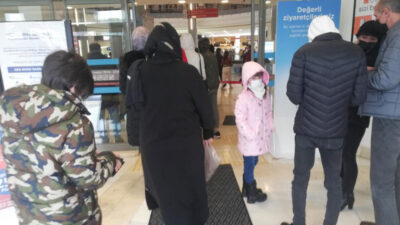 Bursalılar AVM’lere akın etti