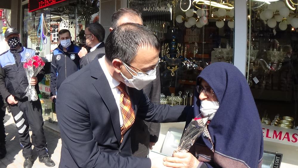 Yer: Bursa… Hayatında ilk kez çiçek aldı! Mutluluğu gözlerinden okundu Yer: Bursa… Hayatında ilk kez çiçek aldı! Mutluluğu gözlerinden okundu