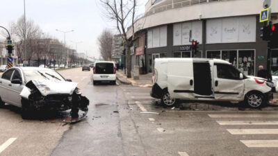 Bursa’da kafa kafaya çarpıştılar: Yaralılar var…