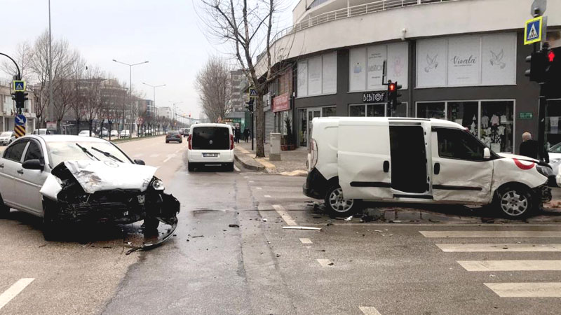 Bursa’da kafa kafaya çarpıştılar: Yaralılar var…