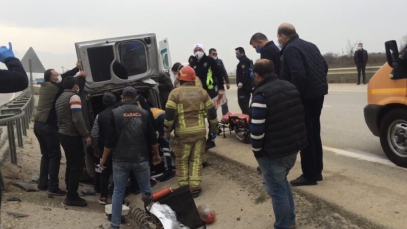 Bursa’da yaşamla ölüm arasında! Seferber oldular Bursa’da seyir halindeyken tekerliği fırlayan araç, taklalar attı. Takla atarak