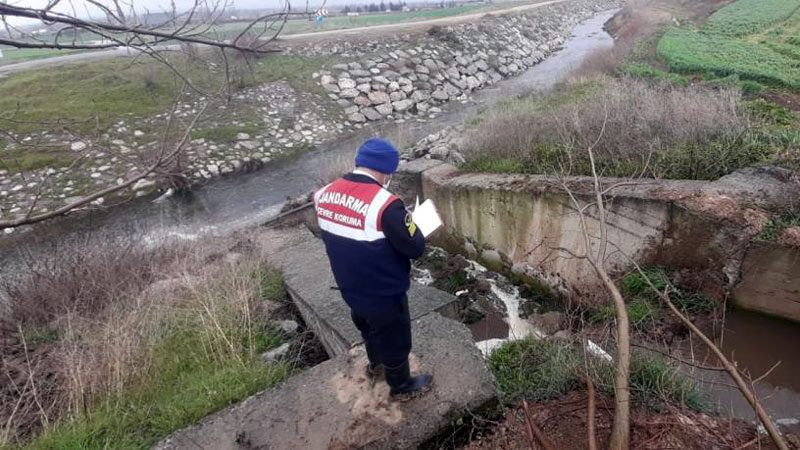 Bursa’da pisliğini dereye atan çiftliğe ceza Bursa’nın Karacabey ilçesinde atıklarını dereye saldığı jandarma tarafından belirlenen hayvan
