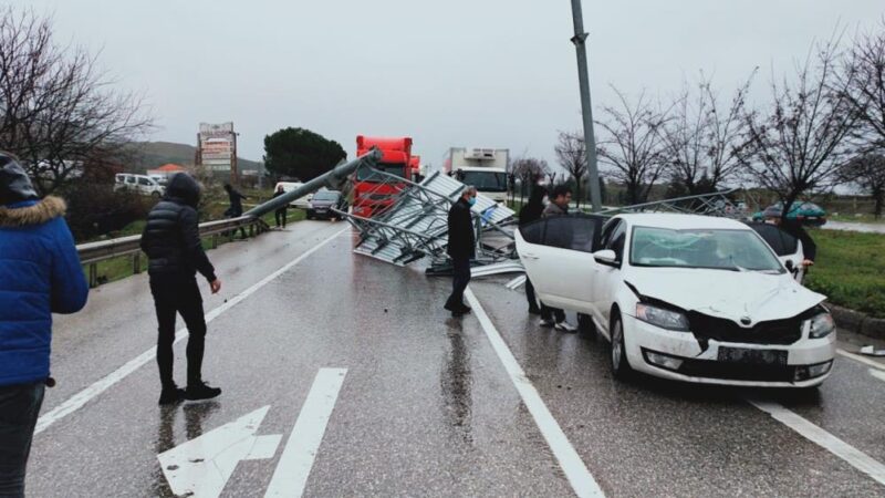 Bursa-Yalova yolunda bir TIR'ın dorsesinin çarptığı trafik levhası seyir halindeki