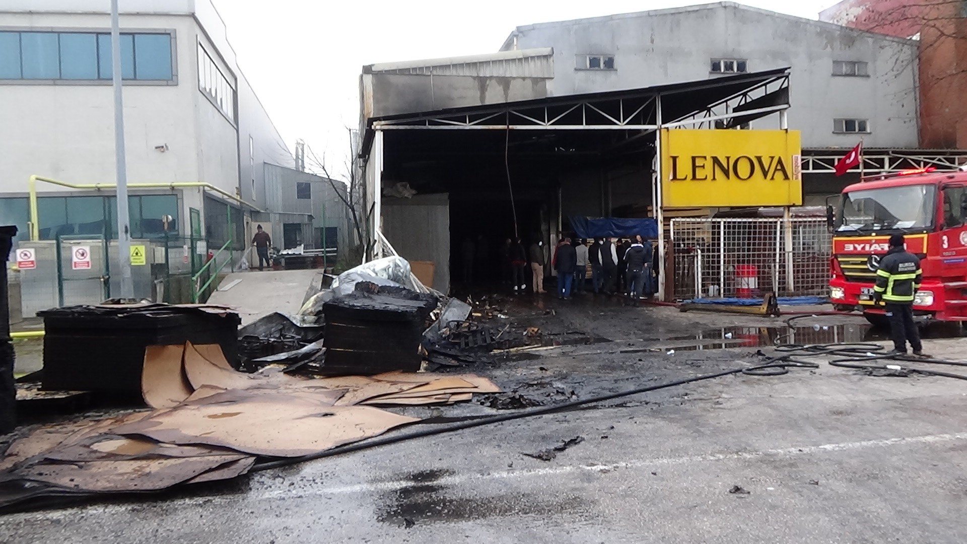 Bursa’da fabrika yangını kontrol altına alındı! Bursa’da fabrika yangını kontrol altına alındı!