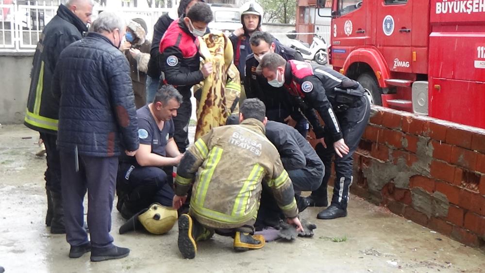 Bursa’da yangın paniği! Anne ve 3 çocuğu dehşeti yaşadı Bursa’da yangın paniği! Anne ve 3 çocuğu dehşeti yaşadı