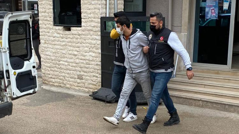 Bursa’da uyuşturucu operasyonu Bursa’nın Mustafakemalpaşa ilçesinde narkotik polisi Bayram C.(26) isimli uyuşturucu satıcısına