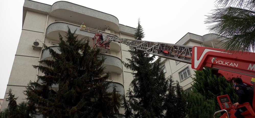 Bursa’da 5. kattan düşen kedisi kurtarıldı, gözyaşlarına boğuldu