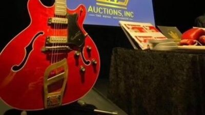 Elvis’in gitarı rekor fiyata satıldı