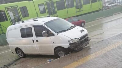 Bursa’da kaçak okul servisi kaza yaptı