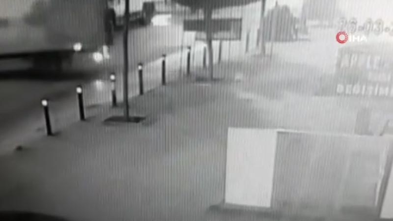 Kamyonetin devrilme anı kamerada