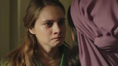 Süper minisiyle poz verdi! İnce bacakları olay oldu