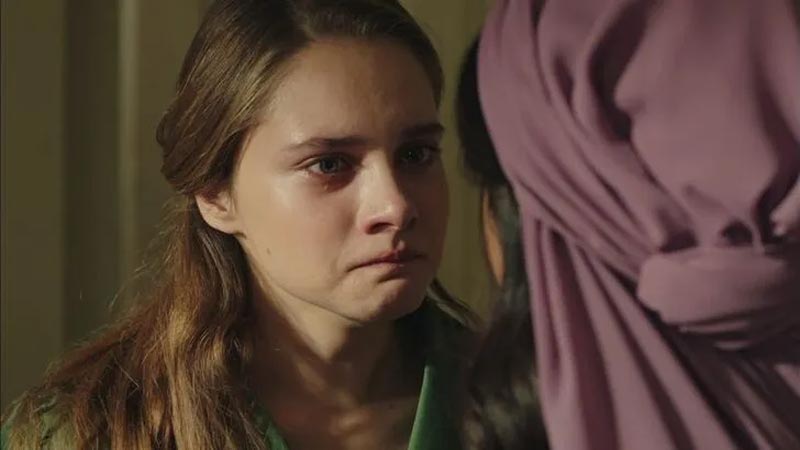 Süper minisiyle poz verdi! İnce bacakları olay oldu