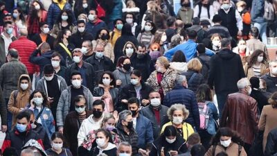 Normalleşme bekleyenlere kötü haber! Korkutan ‘üçüncü dalga’ uyarısı!