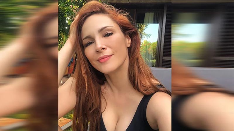 Dekolteli pozuyla hayranlarını büyüledi!