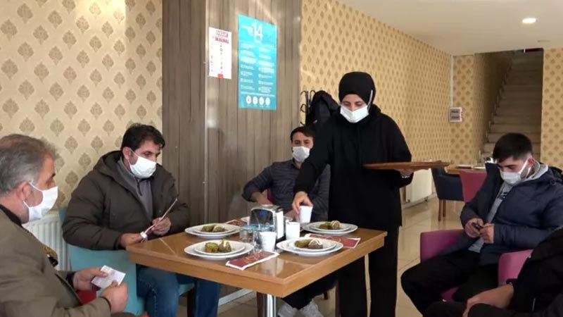 HES koduyla bakıyorlar! Bu kafede çay, aşı olana ücretsiz