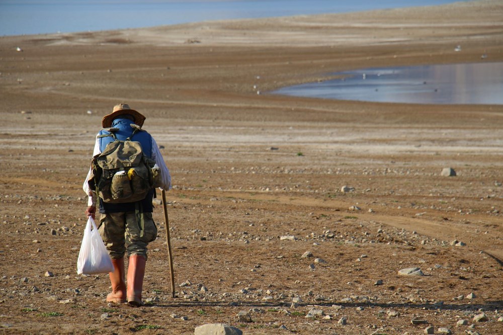 Kuraklık vurdu! Artık yürüyerek gidiyor