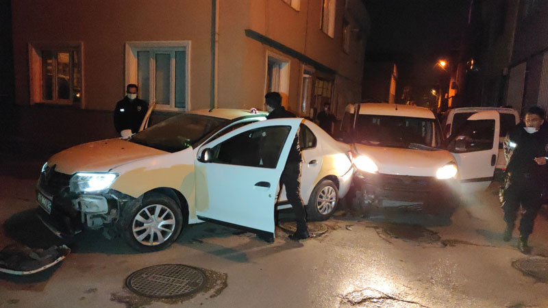 Yer: Bursa… Önce duvara sonra polis aracına çarptı