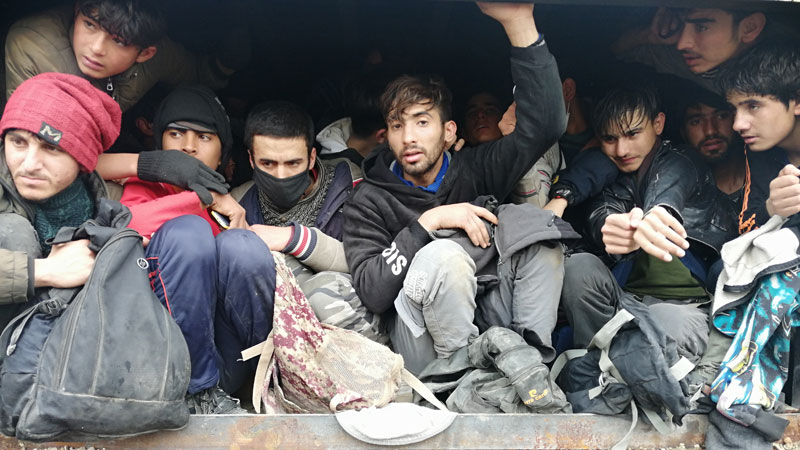 Kaza yapan kamyondan 114 düzensiz göçmen çıktı